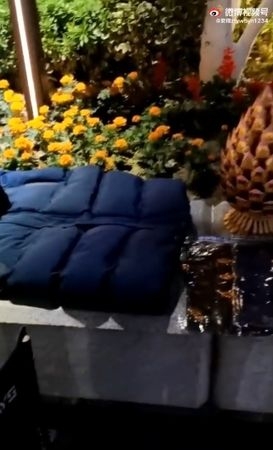 高以翔2年前錄製節目時猝逝,有粉絲在近日於節目拍攝地點送上保暖的棉襖悼念。