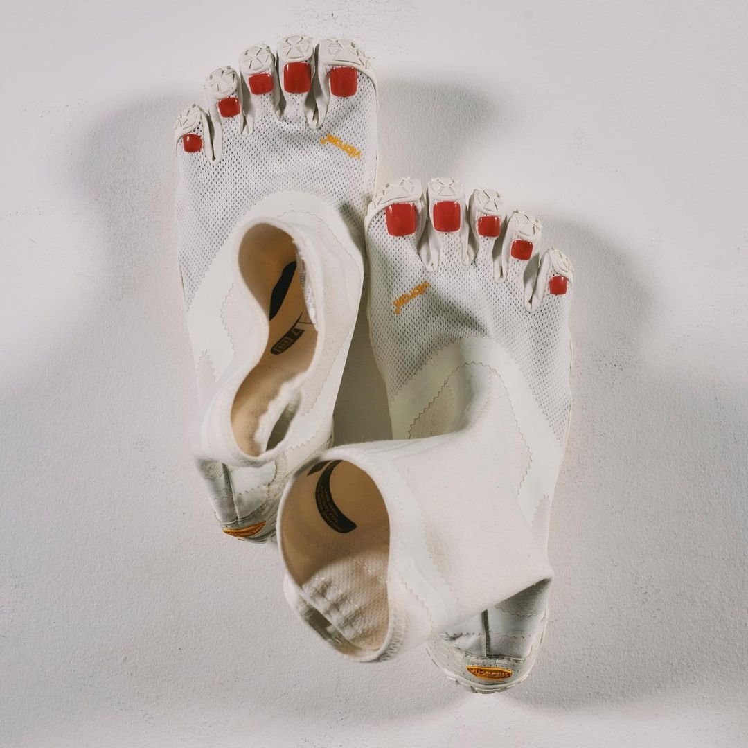 10根腳趾上面，都貼上了紅色甲片。