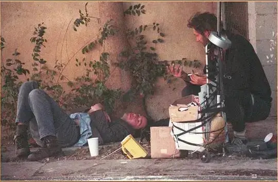 基努李維躺地跟流浪漢聊天