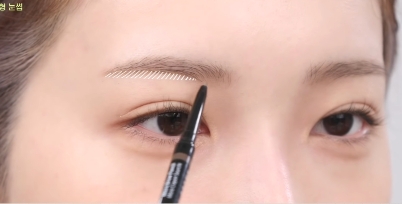 一字眉要注意的是在眉峰下方要盡量以一字型填充