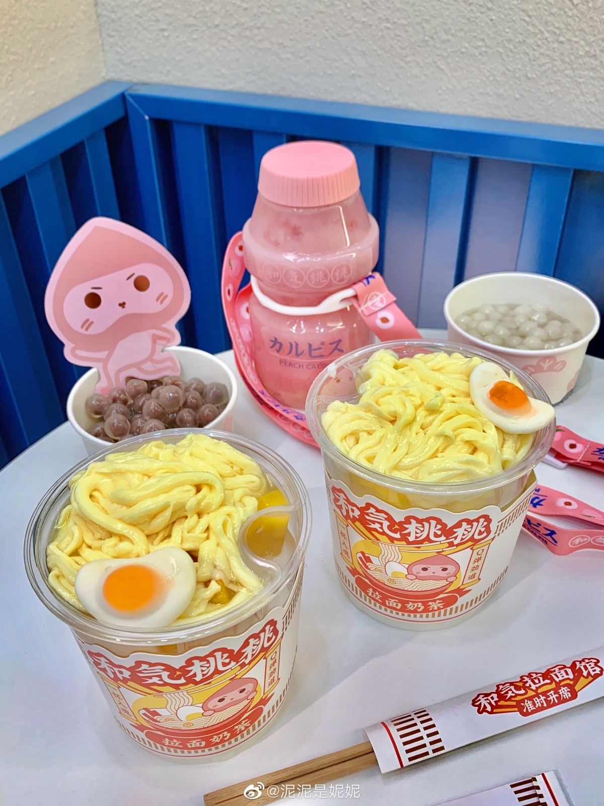 拉麵奶茶擺在桌上隨便拍。都。很。PRO