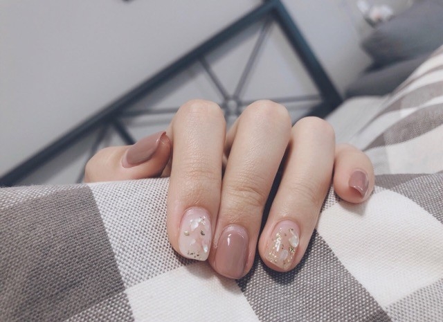 奶咖色貝殼美甲