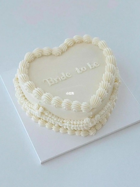 單色復古愛心蛋糕