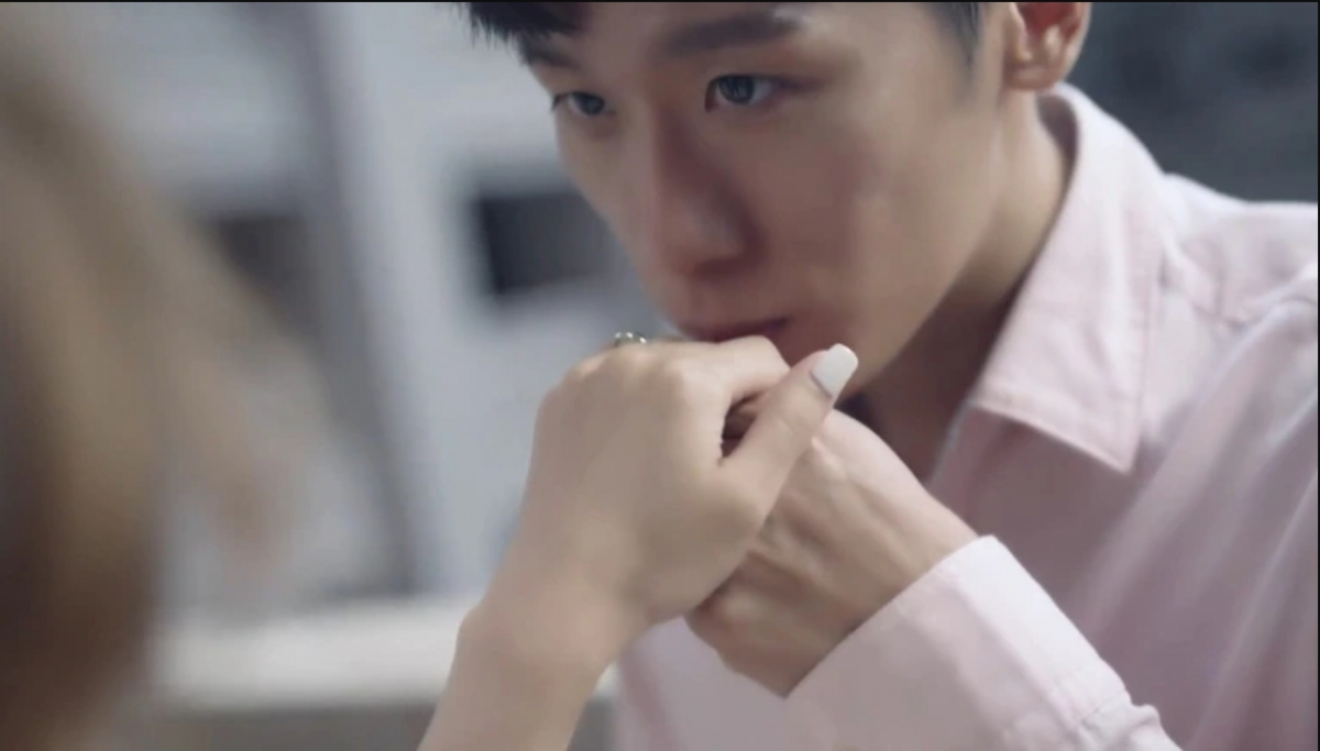 李智凱親吻新婚妻子