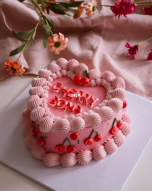 復古花邊裝飾風愛心蛋糕