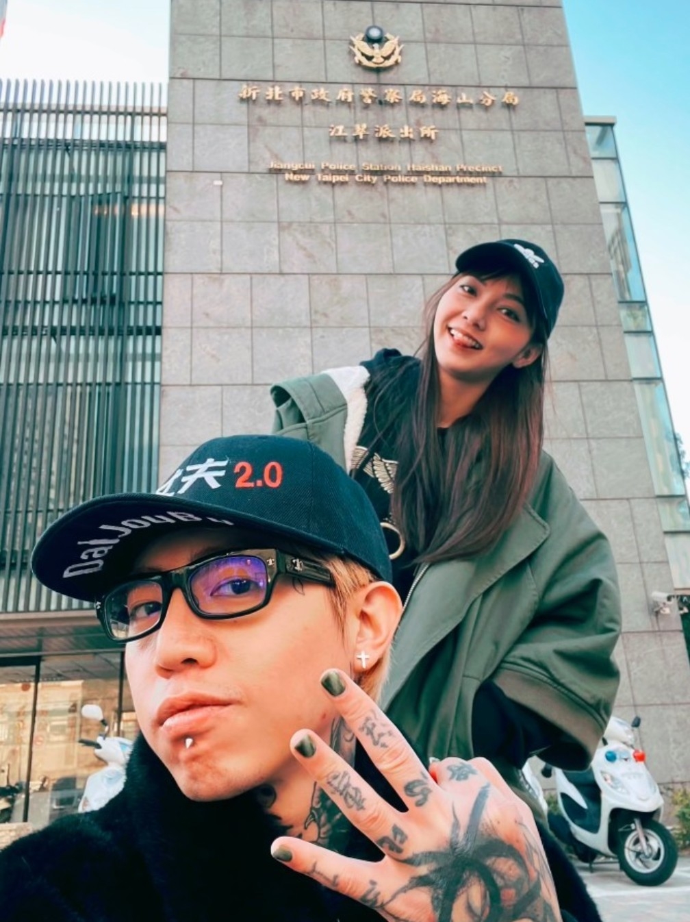 謝和弦與Keanna紛爭不斷,日前甚至帶著莉婭跑到派出所也想告Keanna,並曬出兩人站在派出所門口的自拍。