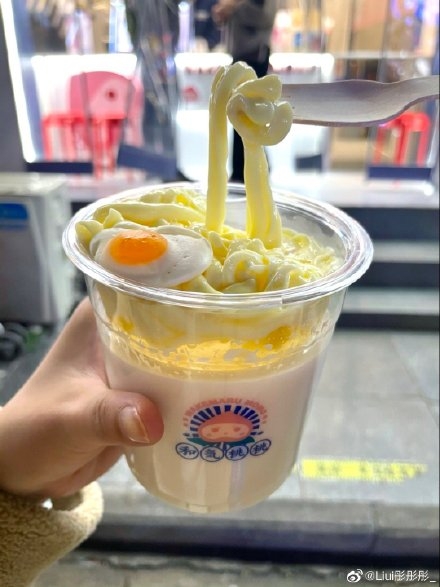 拉麵奶茶側拍圖
