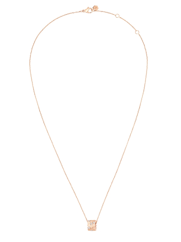 Chaumet Bee My Love 18K 玫瑰金吊墜,鑲嵌 12 顆明亮式切割鑽 石。建議售價約 TWD 82,500。