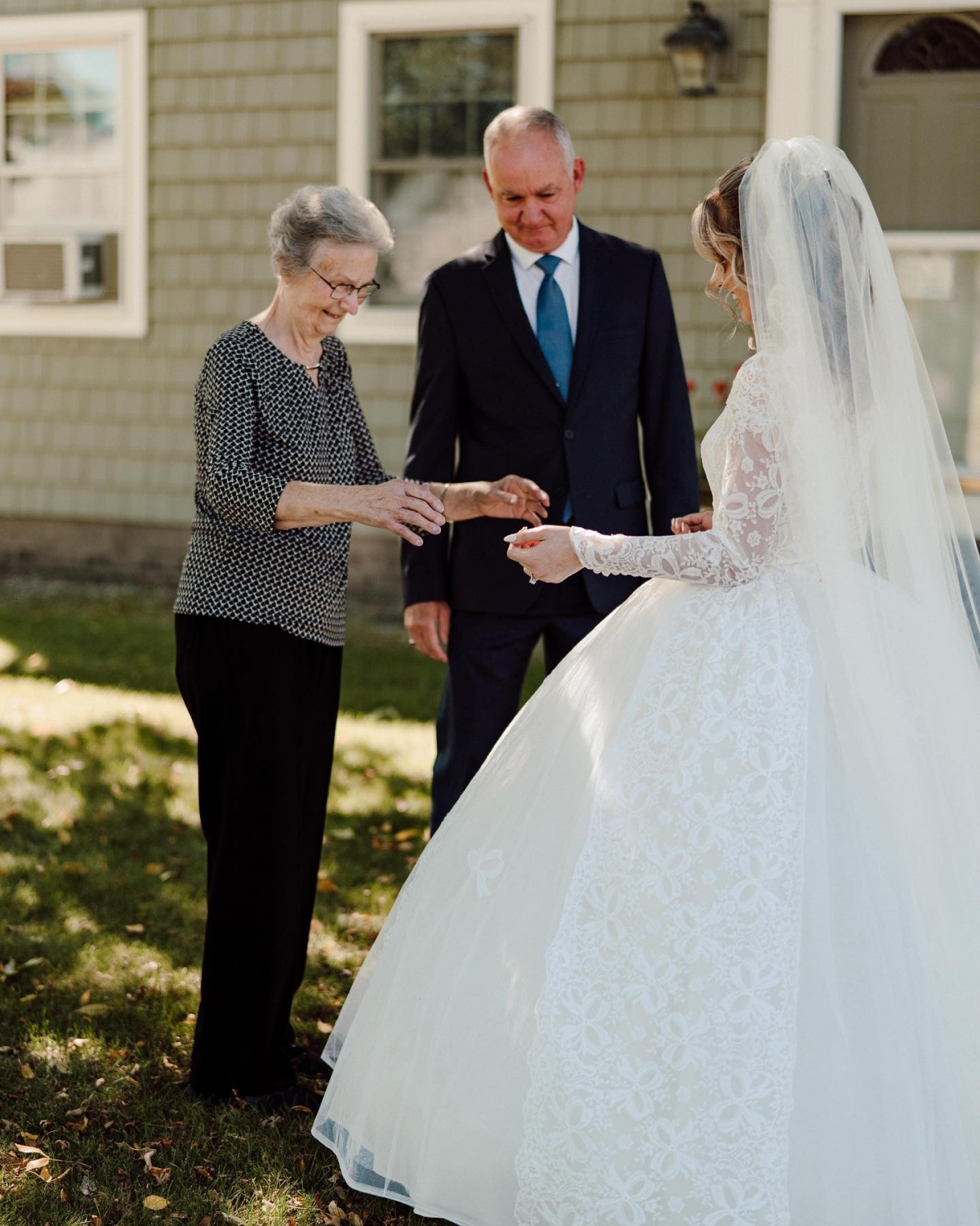 孫女重穿祖母60年前結婚婚紗出嫁
