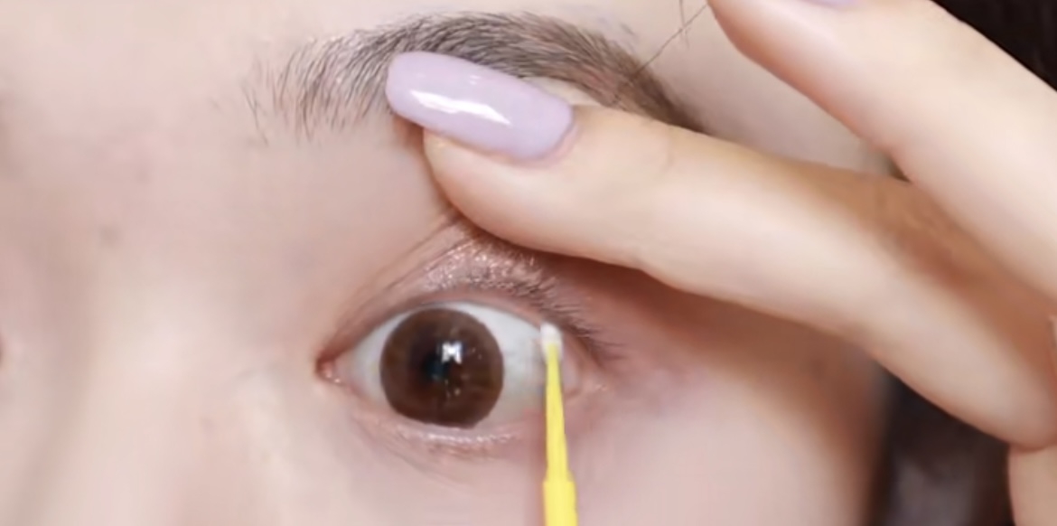 眼線抗暈秘訣：棉花棒吸附睫毛根部油脂