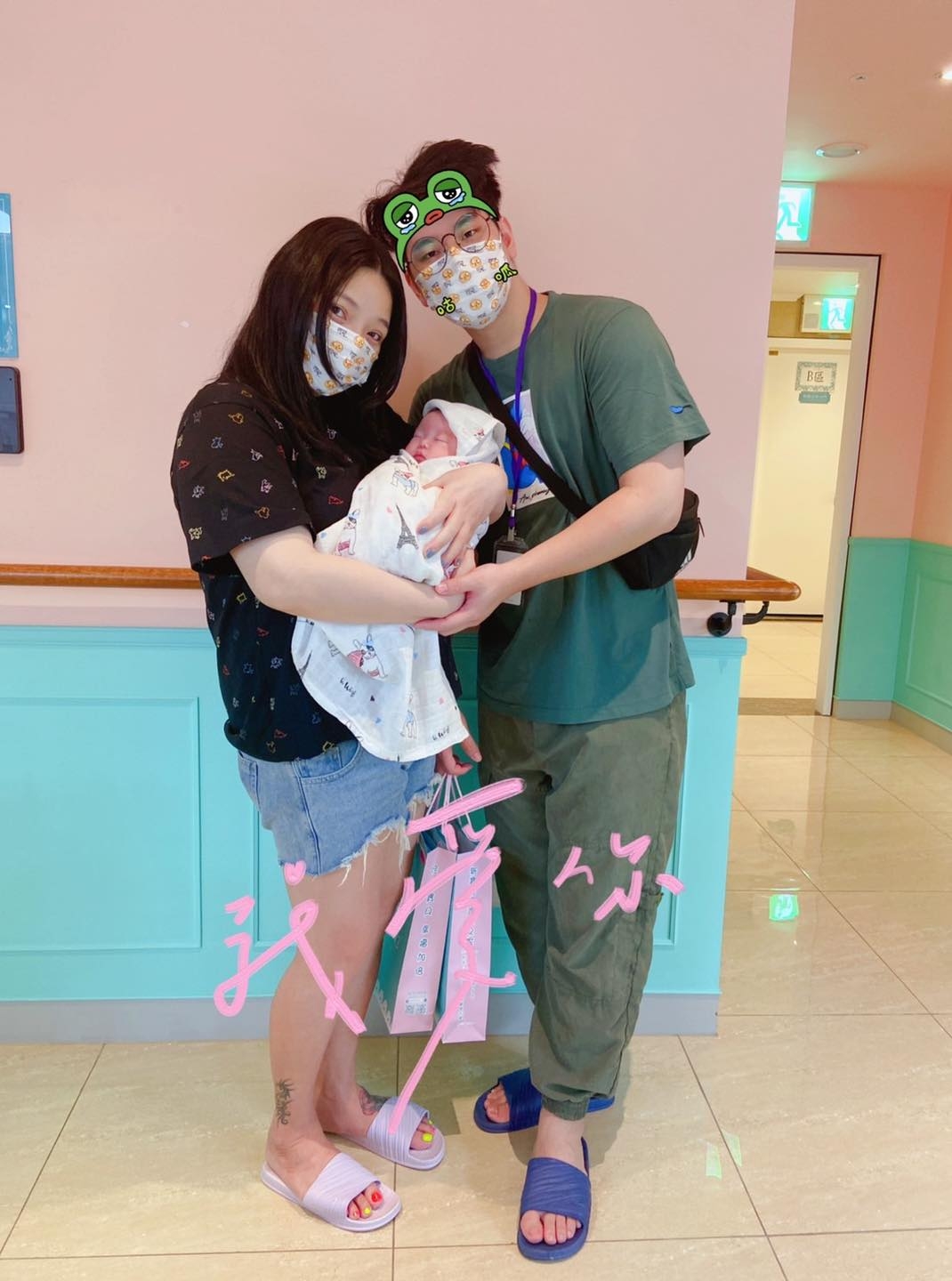 小甜甜產後與老公幸福合照