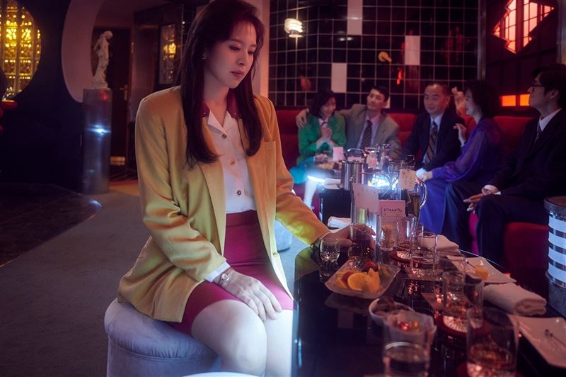 「花子」在被彪哥污辱之後,遭到蘇慶儀用錢打發離開酒店之後,不確定是否對蘇慶儀有了芥蒂。