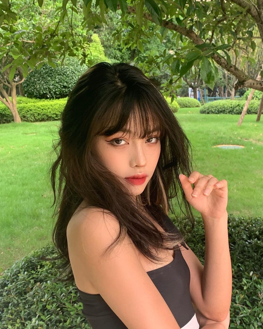 重點放在眉毛、眼睛，視覺效果：視覺會從眼睛往上看