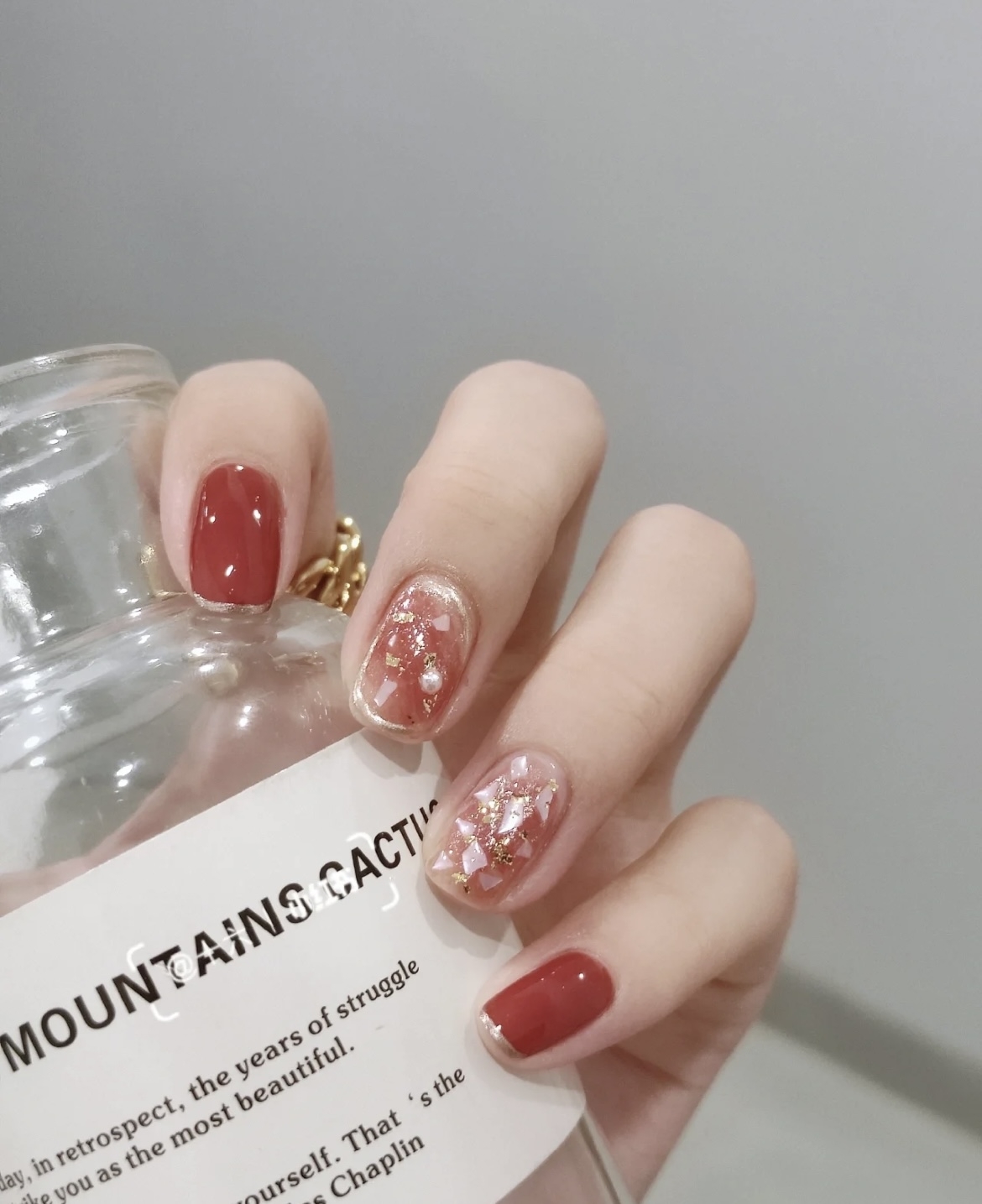 過年「紅色系美甲推薦」:金箔X貝殼碎片