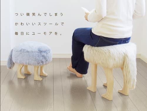 坐在椅子上可愛度暴增