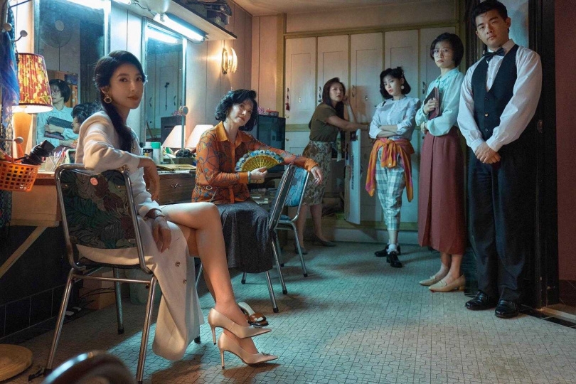 《華燈初上》第一季共8集,於2021年11月26日在Netflix上線,開播後受到許多觀眾好評期待下一季。