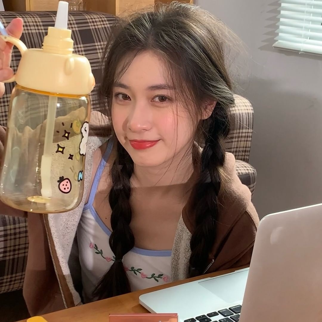 重點放在眼睛、嘴巴，視覺效果：從眼睛往下看