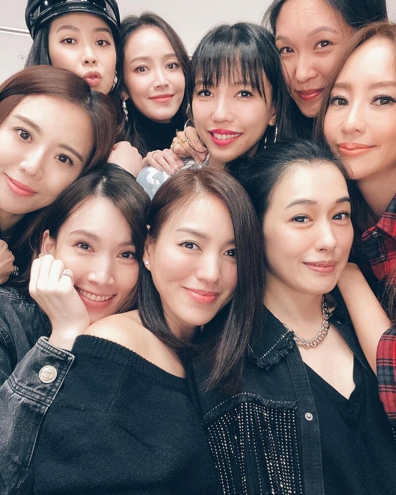 李靚蕾與關穎是一起吃飯的朋友