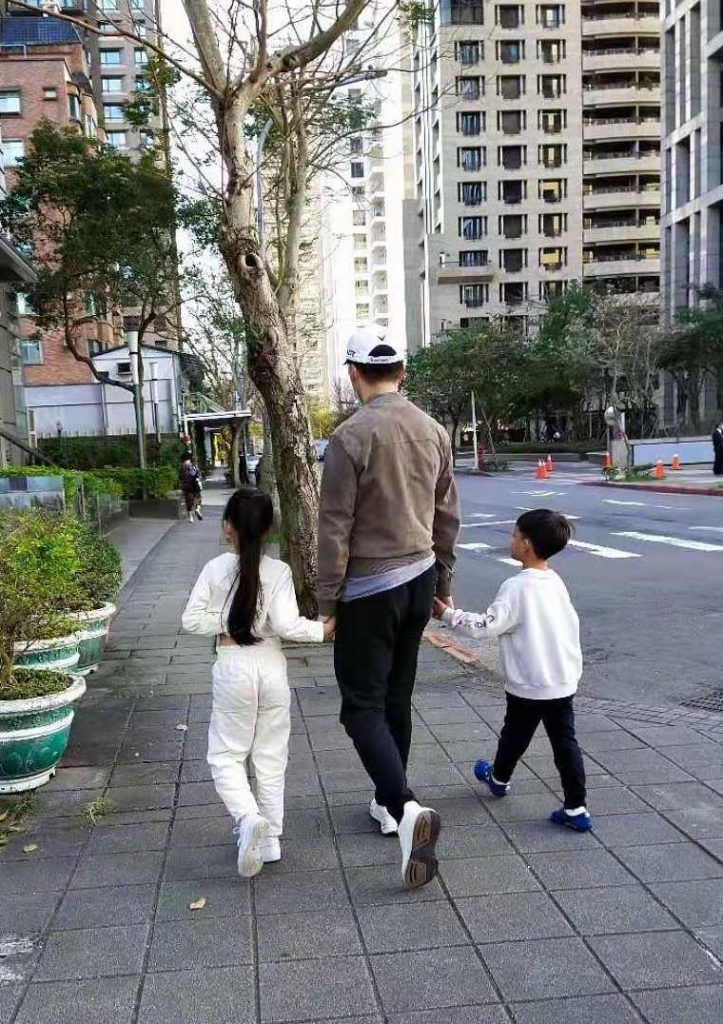 汪小菲牽小孩