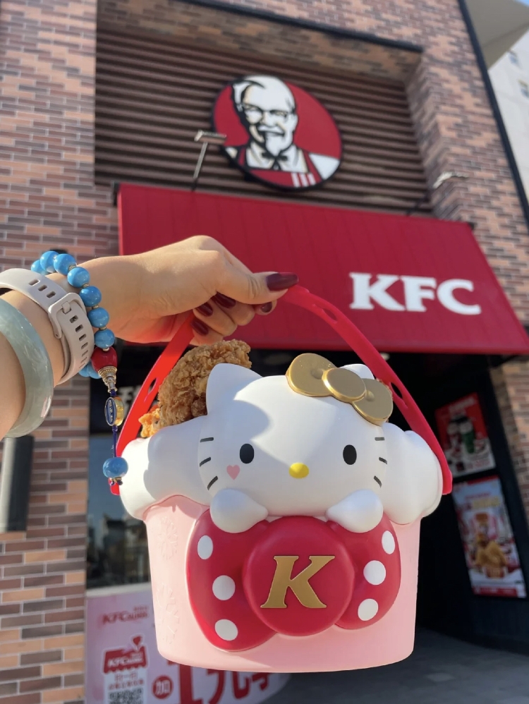 中國肯德基x聖誕Hello Kitty炸雞桶