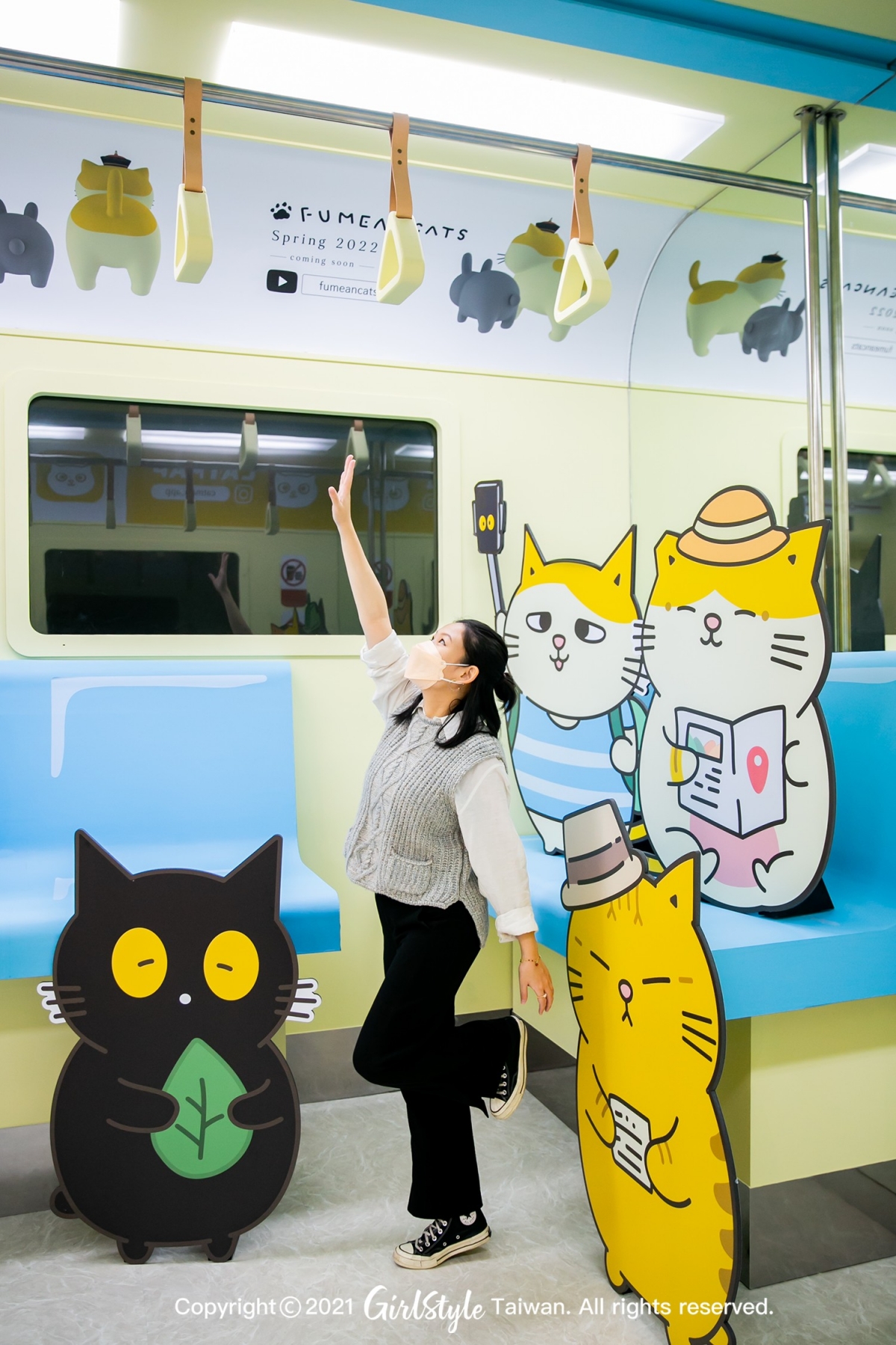 看起來好像合成照,其實是捷運車廂整個被放大囉