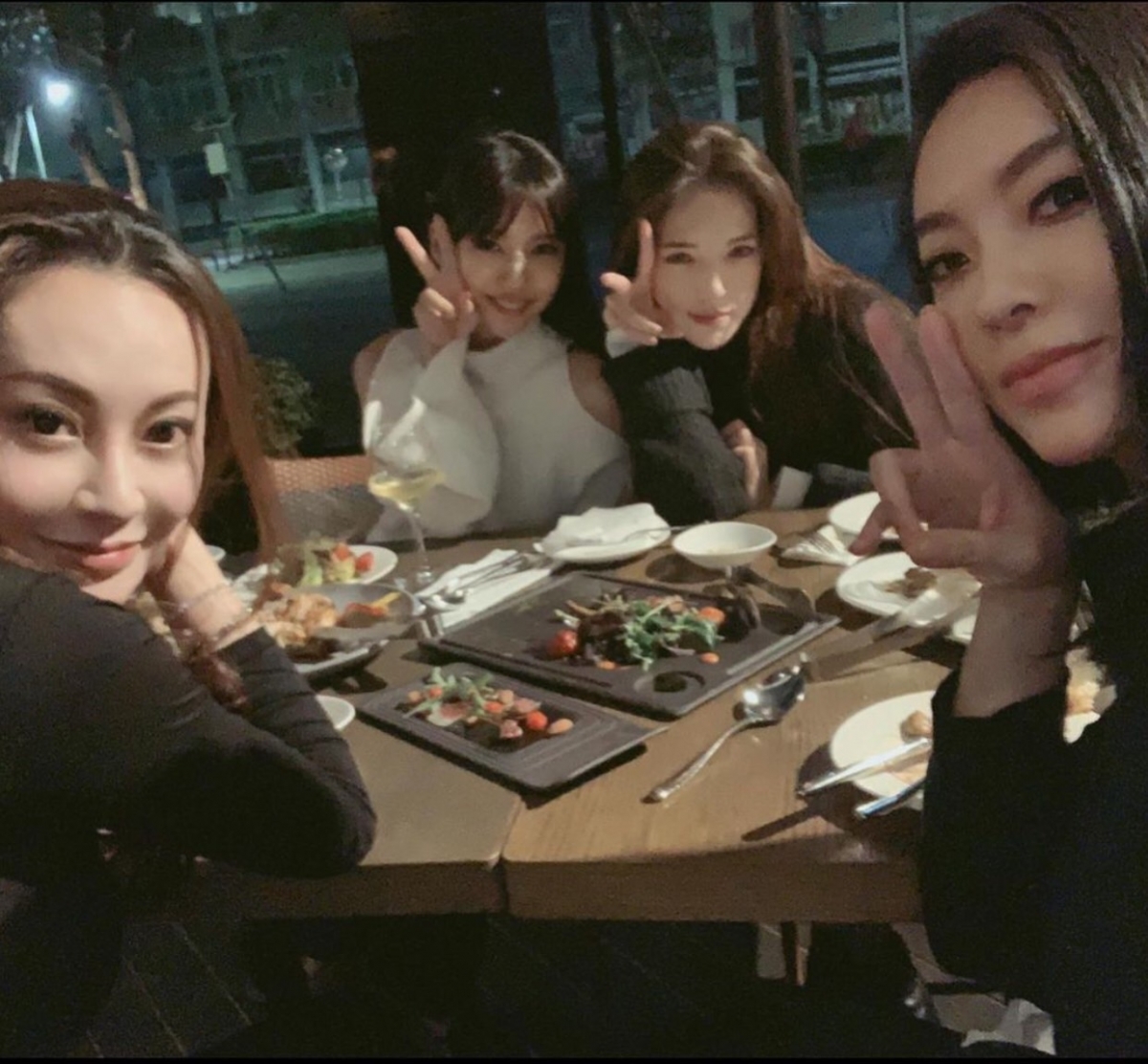 李靚蕾與許瑋甯貼近開心合照