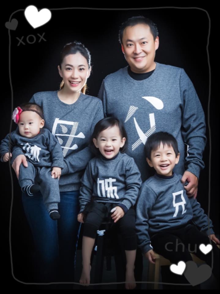 柯以柔昔日一家5口全家福照片