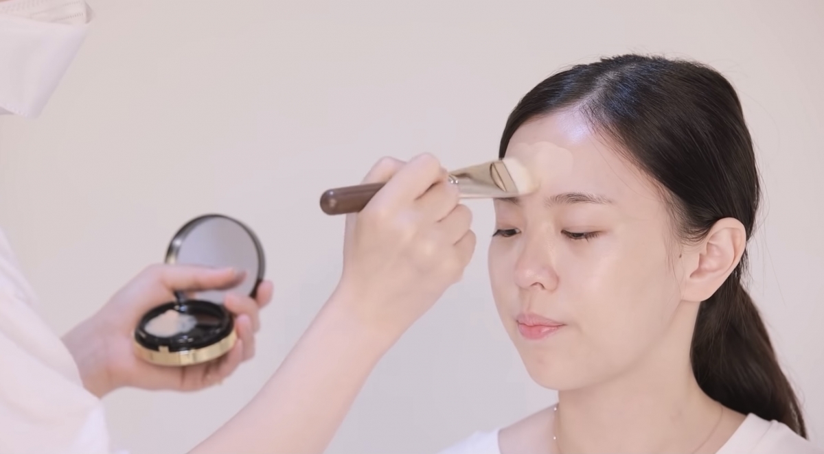 Jisoo妝容重點2:粉底液「少量多次」上妝