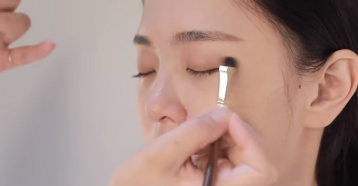 Jisoo妝容重點5:淺棕色眼影+自然感睫毛