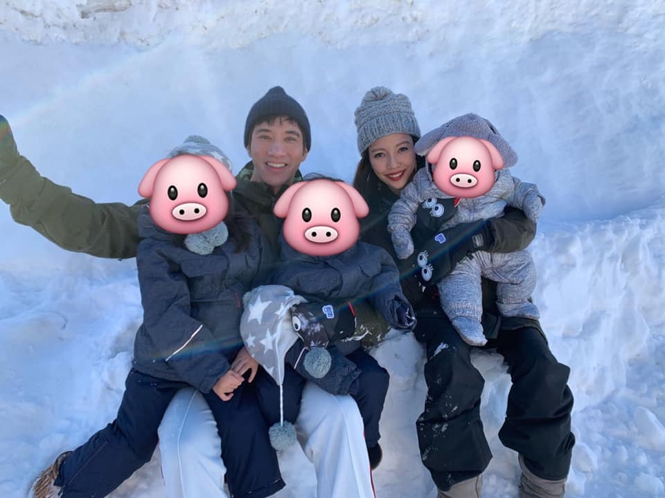 王力宏昔日一家5口合照