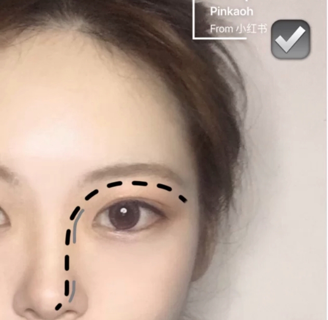 正確畫法:由眼窩處少量多次的輕輕往下暈染