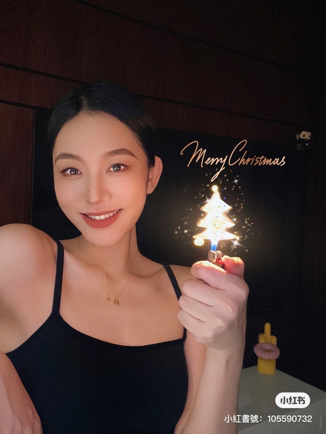 不少女孩靠打火機聖誕樹拍氣氛照
