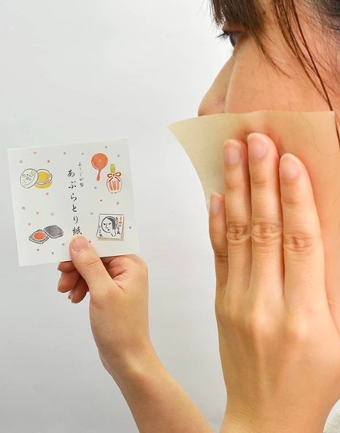 利用「吸油面紙or單層薄紙巾」，以輕輕按壓的方式吸收臉部多餘的油脂