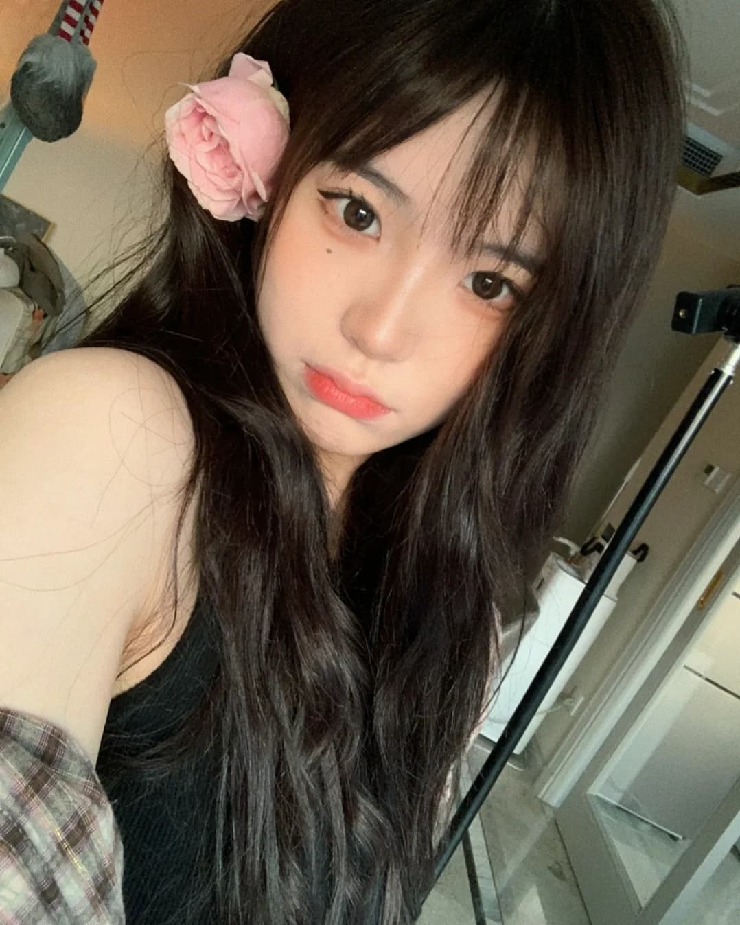 重點放在嘴巴、臉頰，視覺效果：從眼睛往下看