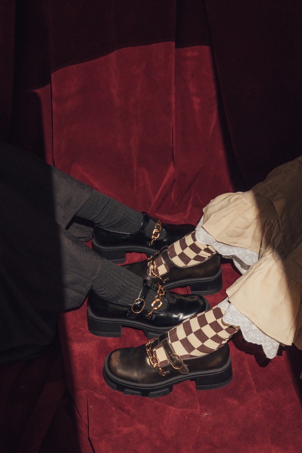 陳柏心、夏曼娣展示粗鍊厚底瑪莉珍鞋1890元