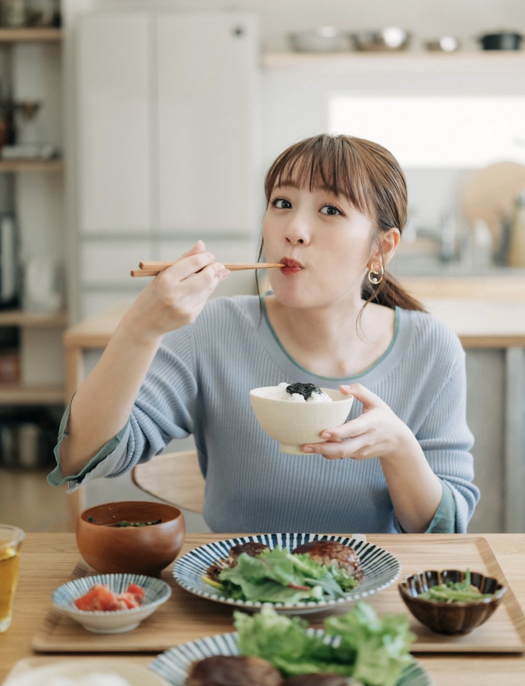 製造浪漫邂逅♡日本女孩發明「飯粒」別針，等待提醒：飯黏衣服上