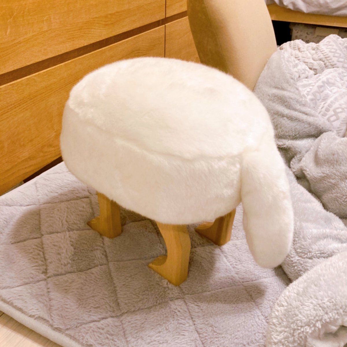 白色款尾巴椅子，毛絨絨材質超想摸一把