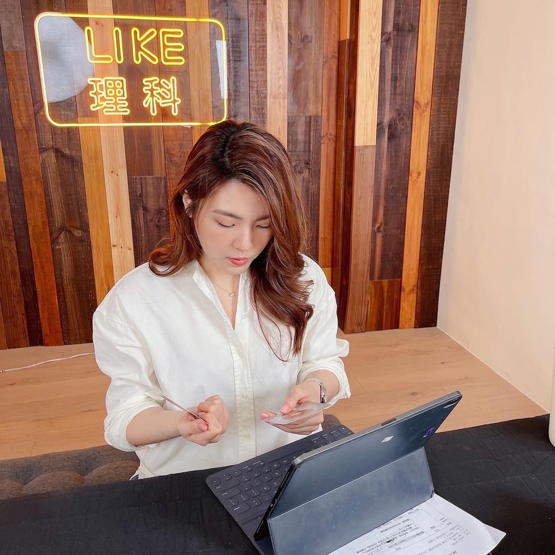 理科太太憑借著招牌面癱表情及理性犀利口吻迅速竄紅