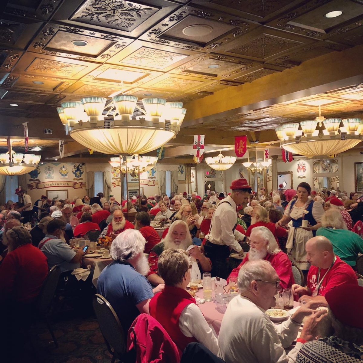 許多「聖誕老人」齊聚一堂。