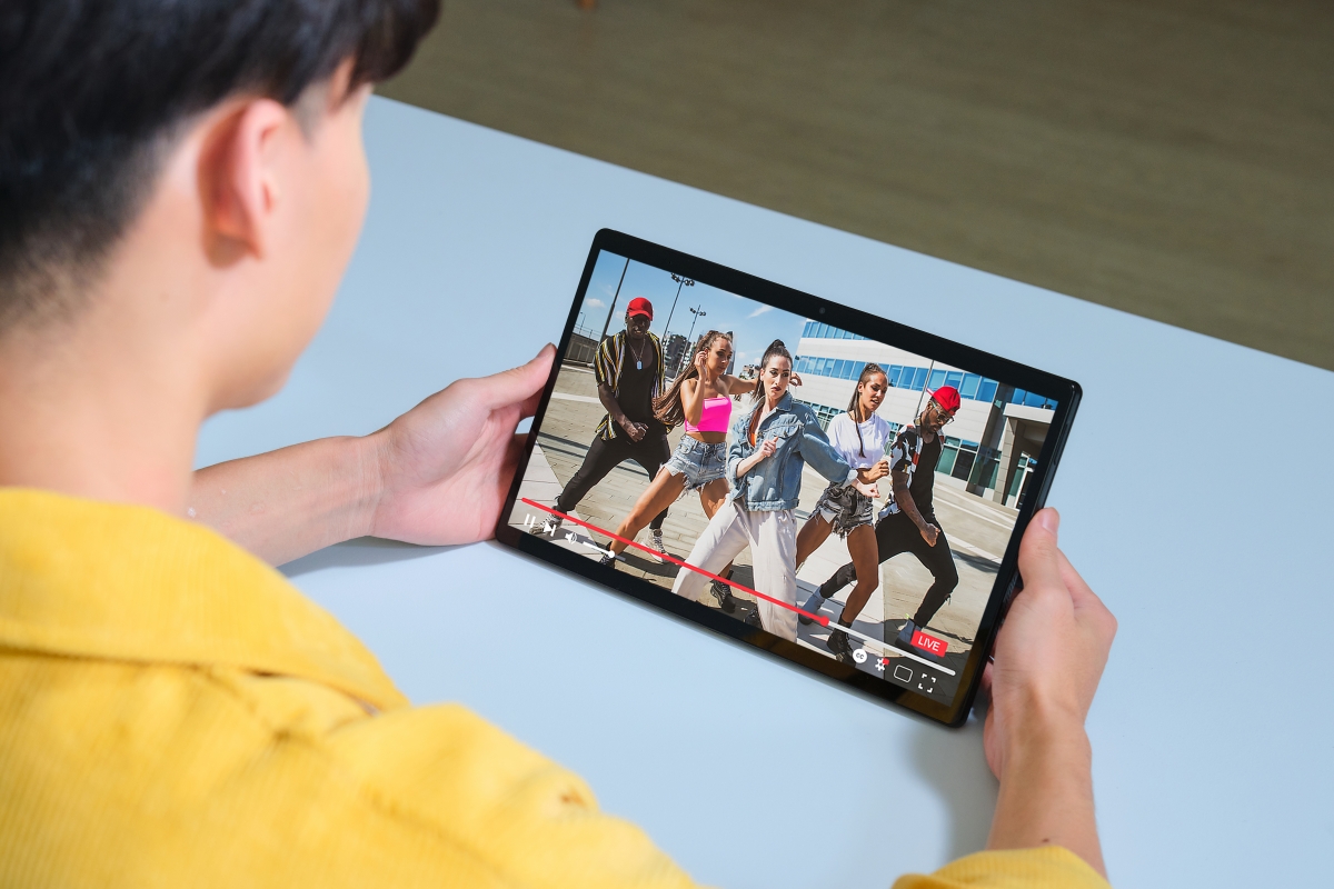 筆電界的色彩之神，色彩豐富、鮮豔不失真