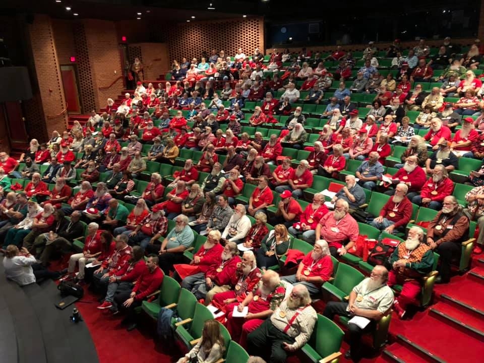 「聖誕老人學校」每年都會培養出許多「聖誕老人」，訴求為世界帶來更多的希望與愛。