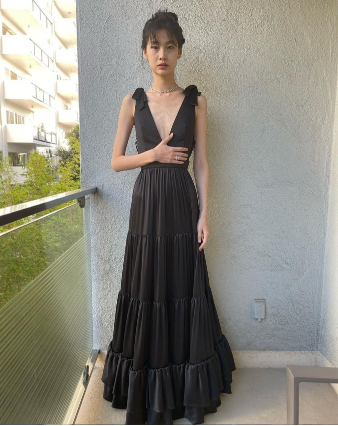 鄭好娟最新禮服照，卻引起粉絲擔憂關心過瘦身材