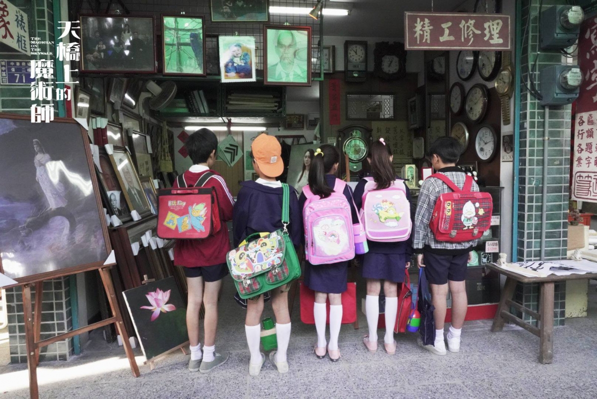 FB@MagicianOnTheSkywalk