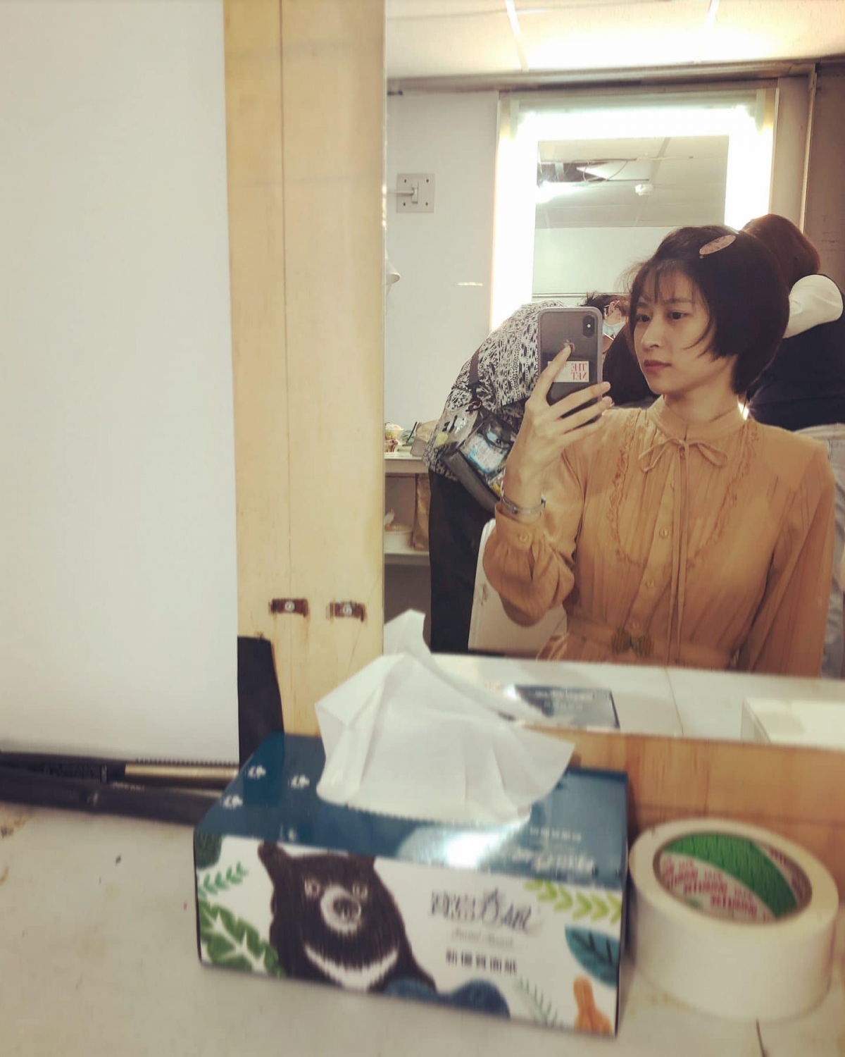 江宜蓉在華燈初上的梳妝畫面