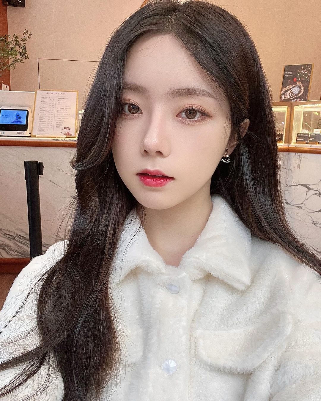 重點放在眉毛、嘴巴，視覺效果：視覺以鼻為中心，上下展開觀察