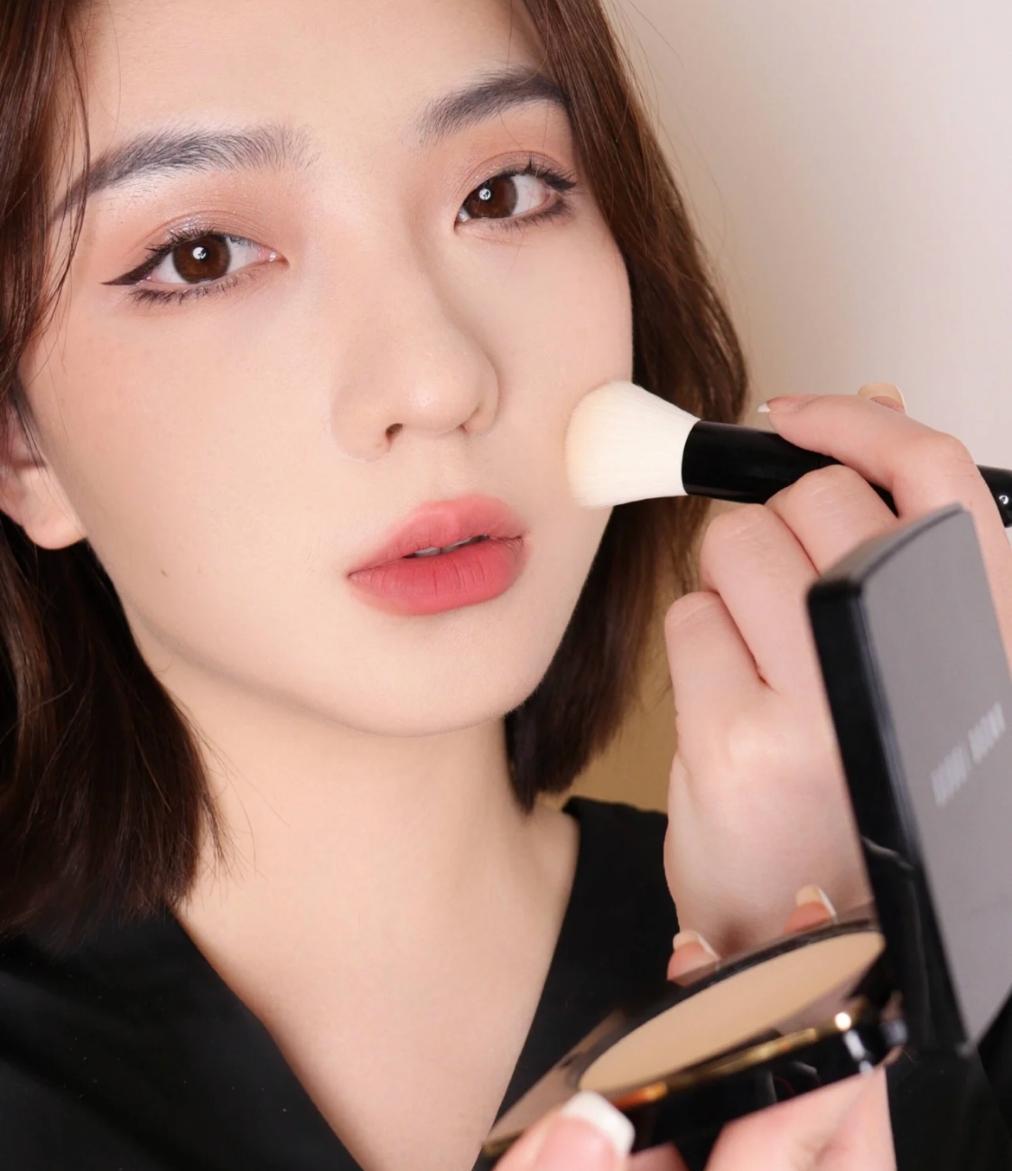 補妝技巧3：整臉浮粉直接重新上妝！