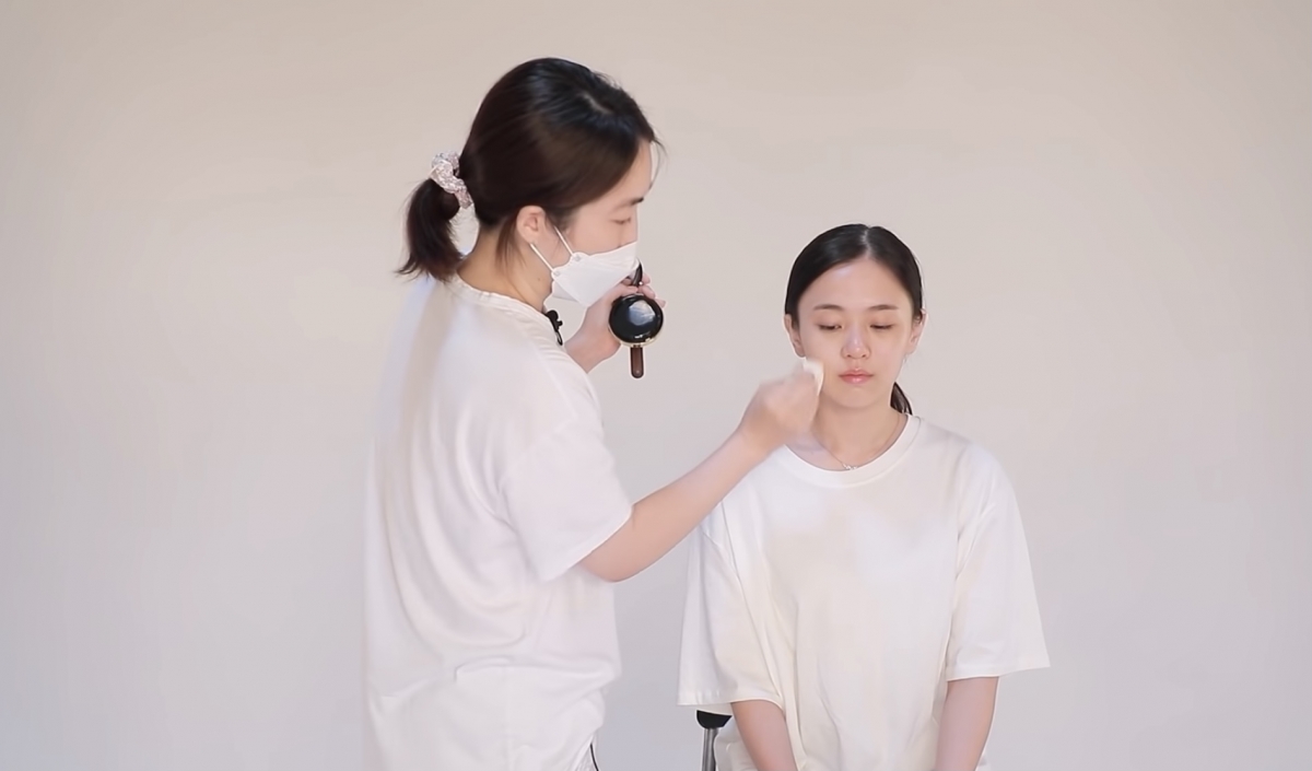 Jisoo妝容重點1:做足妝前保濕
