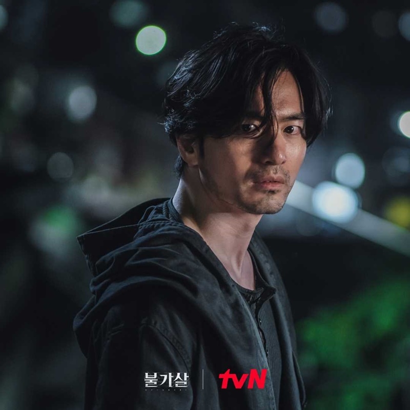 自出生即遭詛咒,擁有不死之身也不會老的男人