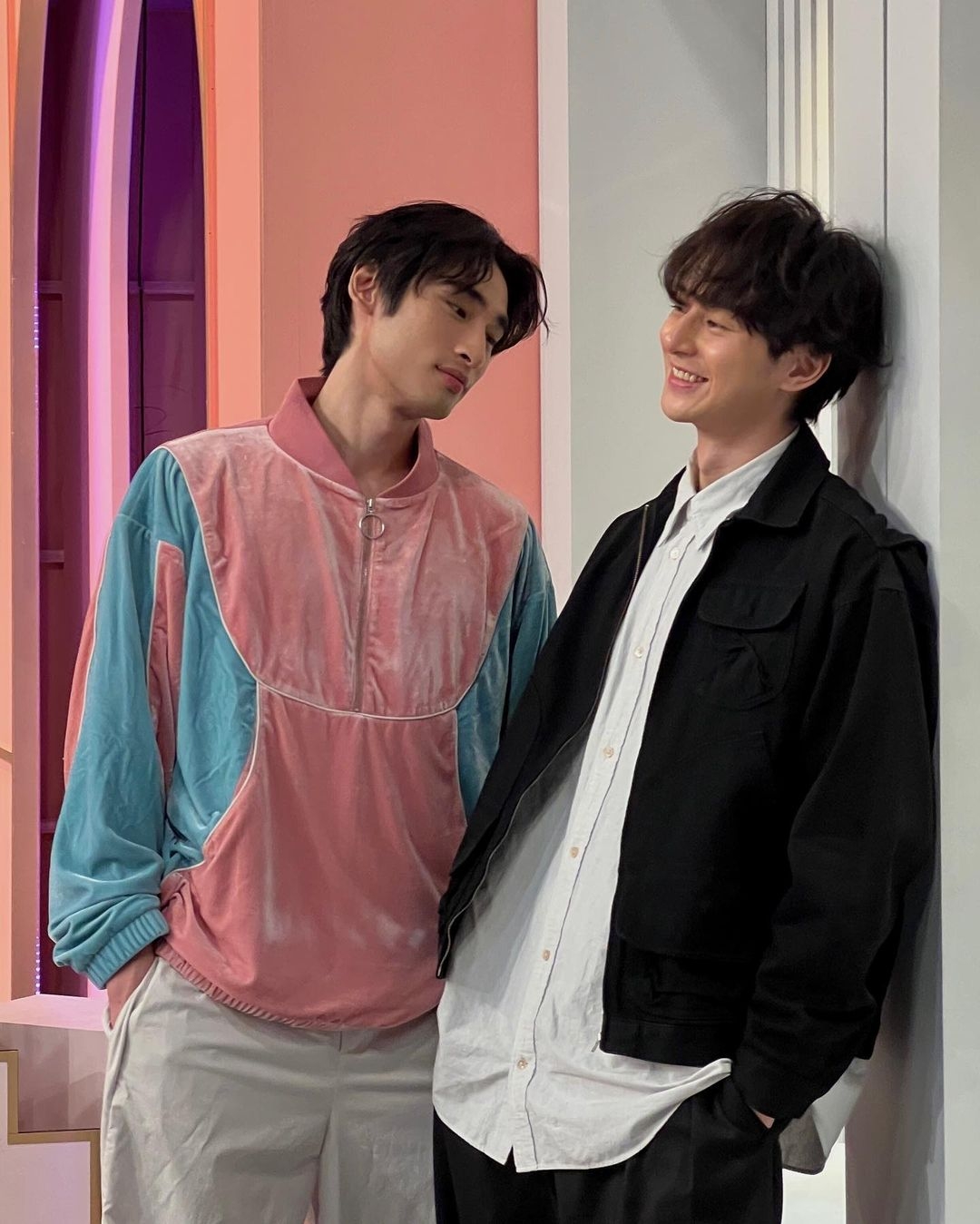 留了長髮的章廣辰在知性打扮下,多了分成熟魅力