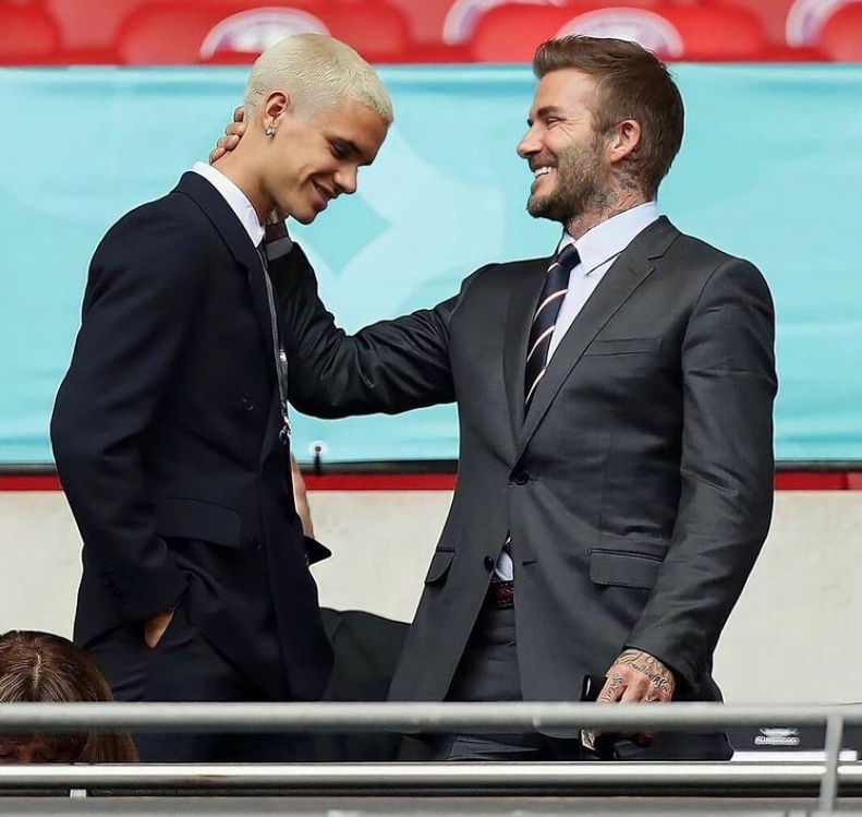 二兒子羅蜜歐與老爸貝克漢穿西裝